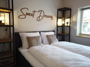 a bedroom with two beds and a sign that reads sweet dreams at HoeveLieshout - Lux 4 persoons platteland appartement in Weert