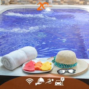 un sombrero y un plato de fruta junto a la piscina en Hotel Tazumal House, en San Salvador