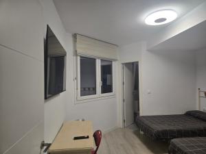 Posedenie v ubytovaní Piso de lujo en la playa de un pueblo de Granada con piscina infiniti, yacuzzi en la piscina, tumbonas privadas y mucho más
