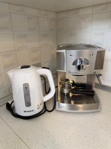 a coffee maker and a toaster on a kitchen counter at Villa Annunziata in Aragona
