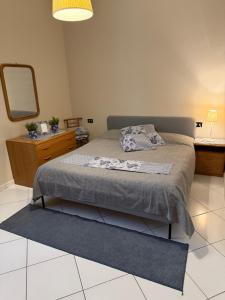 a bedroom with a bed and a large mirror at Villa Annunziata Superior in Aragona