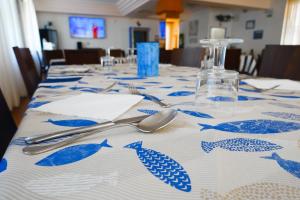 TV a/nebo společenská místnost v ubytování HOTEL LEA B&B Pensione Completa