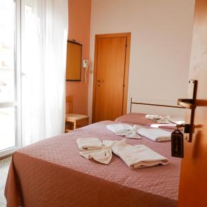 Postel nebo postele na pokoji v ubytování HOTEL LEA B&B Pensione Completa