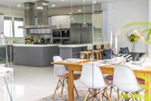 Kuchyň nebo kuchyňský kout v ubytování Casa Familiar 9 Pax, Smart TV, Centro, Playa, Café, AC