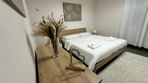 a bedroom with a bed and a vase of flowers on a table at Edens house con parcheggio privato in Rapallo