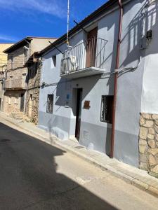 a white building on the side of a street at La Casa de los Abuelos in Fermoselle