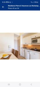 - une cuisine avec une table et un four micro-ondes dans l'établissement les Restanques Du Golf de Saint Tropez, 83310 Grimaud, France Appartement, à Grimaud