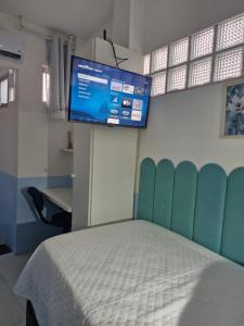 Μια τηλεόραση ή/και κέντρο ψυχαγωγίας στο Quarto de solteiro para 1 pessoa