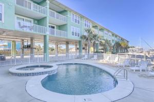 una piscina di fronte a un hotel con un edificio di Navy Cove Harbor 1301 a Fort Morgan