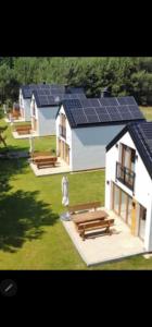 un modello di casa con pannelli solari di Zagroda ciszy a Lubiatowo