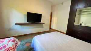 Televisor o centre d'entreteniment de Chacara com lazer completo, Wi-Fi e pet friendly