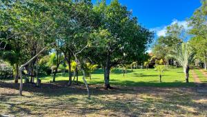 Jardí fora de Chacara com lazer completo, Wi-Fi e pet friendly