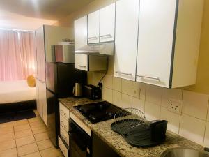 Dapur atau dapur kecil di Smart and Cozy Studio with Netflix and Showmax