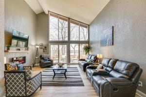 Posezení v ubytování Luxury Lake Home, Amazing Views, Resort Amenities