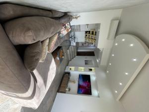 einen Blick über ein Wohnzimmer und eine Treppe in einem Haus in der Unterkunft Duplex at Solemar resort, totally renovated, pools, tennis, basketball, football in Al Kaslīk