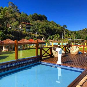 Πισίνα στο ή κοντά στο Chalé ou Suíte Hotel em Santo Antônio do Pinhal
