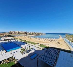 Elle offre une vue sur la plage dotée de chaises et l'océan. dans l'établissement Hurghada Scandic, à Hurghada