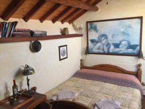 a bedroom with a bed with a picture of two babies at B&B Tra Mare e Laguna in Venice-Lido