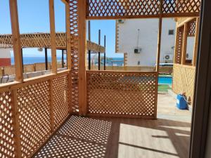 Dahab Hills Villa Resort في دهب: منظر من داخل منزل بسياج خشبي