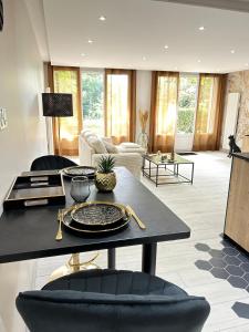 a living room with a table with a plate on it at Evreux ground floor apartment,jardin,proche hyper centre in Évreux
