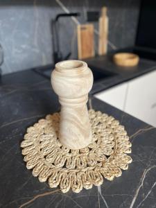 un vaso bianco appoggiato su un tavolo di La Espartería Duplex Rocío a El Rocío Altre 16 foto