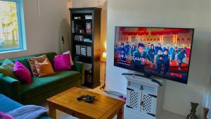 TV a/nebo společenská místnost v ubytování Bright & Spacious 2-Bed Townhouse