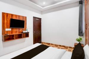 TV a/nebo společenská místnost v ubytování Super Hotel O Badrinath Road Tapovan
