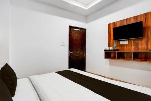 TV a/nebo společenská místnost v ubytování Super Hotel O Badrinath Road Tapovan