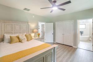 Un dormitorio con una cama y un ventilador de techo. en Smart TV and Spacious Yard Peaceful Pope Retreat, en Pope