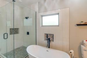 Un baño con bañera y ducha con ventana. en Smart TV and Spacious Yard Peaceful Pope Retreat, en Pope 20 fotos más