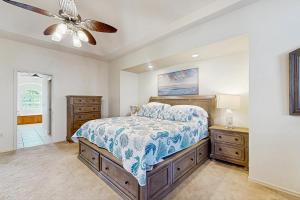 Un dormitorio con una cama y un ventilador de techo. en Paradise Palms of the Florida Gulf, en Punta Gorda 30 fotos más