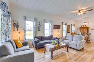 un soggiorno con due divani e un tavolo di Half-Mi to Dtwn Lufkin Charming and Spacious Home! a Lufkin