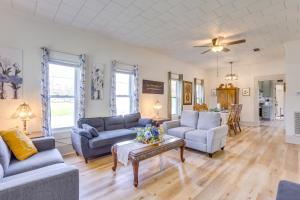 Area soggiorno di Half-Mi to Dtwn Lufkin Charming and Spacious Home!