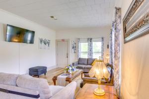 Area soggiorno di Half-Mi to Dtwn Lufkin Charming and Spacious Home!
