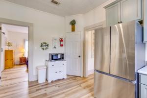 Cucina o angolo cottura di Half-Mi to Dtwn Lufkin Charming and Spacious Home!
