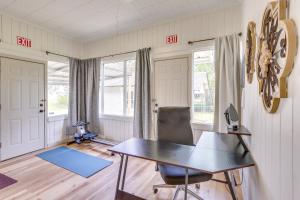 Area soggiorno di Half-Mi to Dtwn Lufkin Charming and Spacious Home!