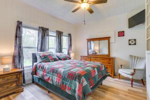 una camera da letto con un letto, un comò e uno specchio di Half-Mi to Dtwn Lufkin Charming and Spacious Home! a Lufkin