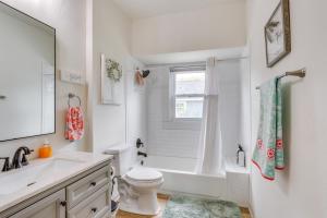un bagno bianco con un water e un lavandino di Half-Mi to Dtwn Lufkin Charming and Spacious Home! a Lufkin Altre 18 foto