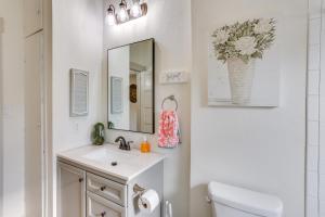 un bagno con lavandino, water e specchio di Half-Mi to Dtwn Lufkin Charming and Spacious Home! a Lufkin