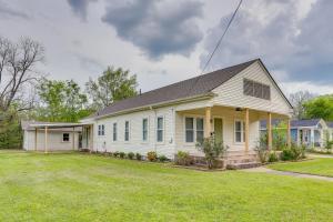 una casa bianca con tetto grigio di Half-Mi to Dtwn Lufkin Charming and Spacious Home! a Lufkin