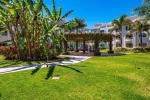 a park in front of a large building at Greenbay Depto 303 in Nuevo Vallarta 