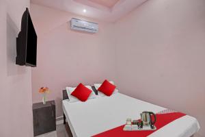 Postel nebo postele na pokoji v ubytování Hotel O R K Guest House