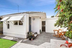 Geelong WestにあるCosy Townhouse in the Heart of Geelong Westの白い家