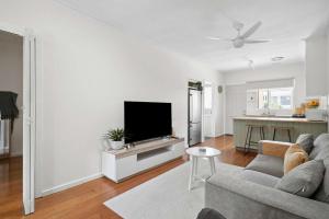 Geelong WestにあるCosy Townhouse in the Heart of Geelong Westのソファとテレビのあるリビングルーム