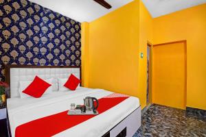 Postel nebo postele na pokoji v ubytování Hotel O Ankan Regency Near Acropolis Mall