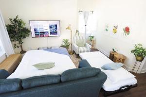 The Lotus Suite Newly Built Upscale Central 객실 침대