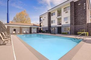 a large swimming pool in front of a building at Best Western Plus Grand Manor Inn in Springfield
