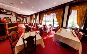 Reštaurácia alebo iné gastronomické zariadenie v ubytovaní Hotel Saint Petersburg