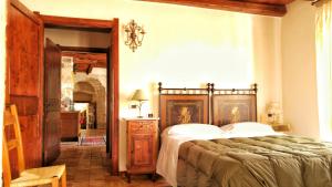 um quarto com uma cama grande num quarto em Il Borgo dell'Arcangelo em Barùmini
