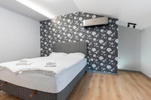 Postel nebo postele na pokoji v ubytování Urban Five #3 - Stylish One-bedroom apartments with Kitchen & Parking